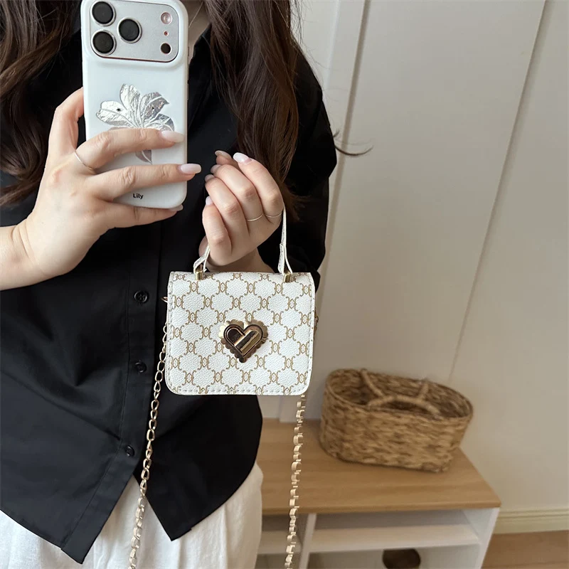 Elegante herzverzierte Handtasche
