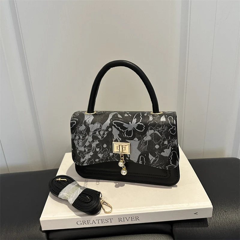 Elegante blumengemusterte Abendhandtasche