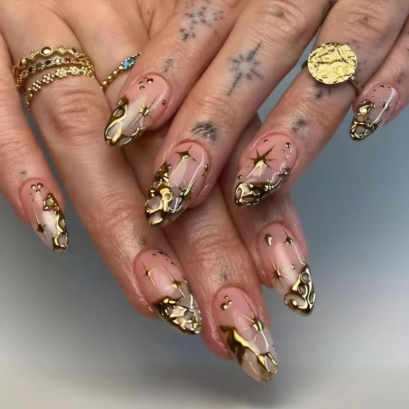 Kunstnagelset mit Glamourösen Goldakzenten und Eleganten Designs Brehn