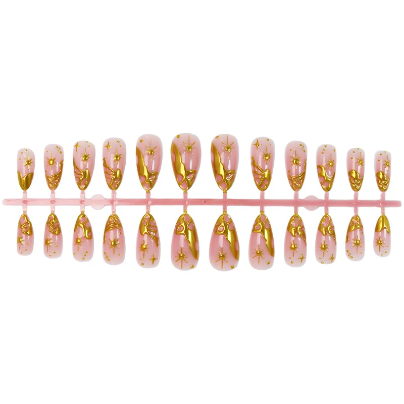Kunstnagelset mit Glamourösen Goldakzenten und Eleganten Designs Brehn