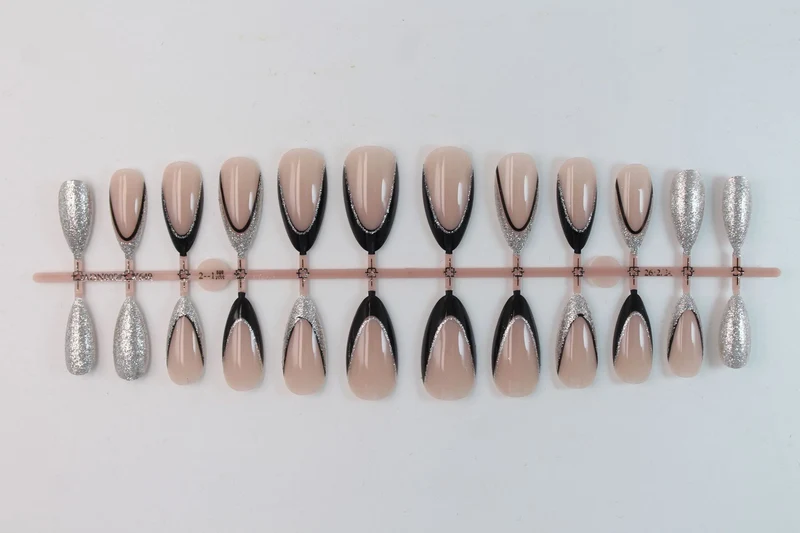 Kunstnagelset mit glamourösen Glitzerakzenten und elegantem Schwarz Brehn