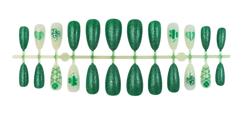 Kunstnagelset mit glamourösen Glitzer- und Glücksdesigns Brehn