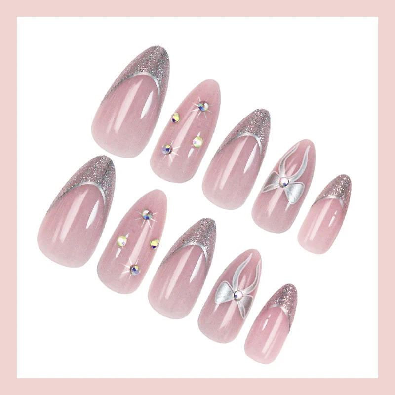 Kunstnagelset mit glamourösen Glitzer- und Blütenakzenten Brehn