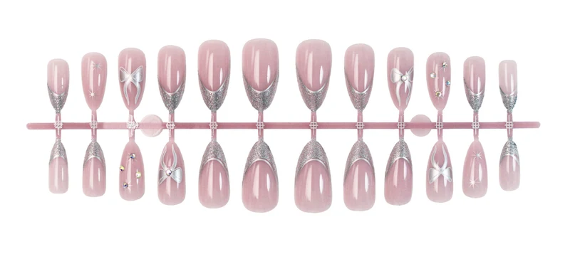 Kunstnagelset mit glamourösen Glitzer- und Blütenakzenten Brehn