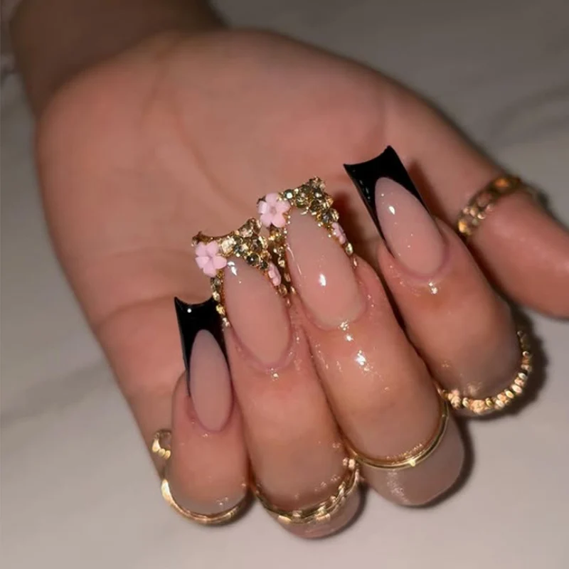 Kunstnagelset mit glamourösen Akzenten und modischem Design Brehn