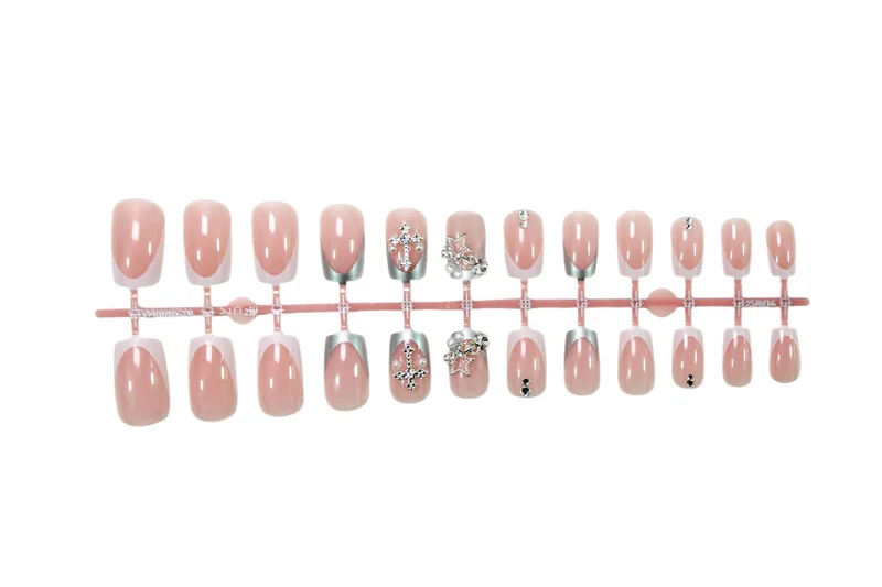 Kunstnagelset mit glamourösen 3D-Verzierungen und eleganten Akzenten Brehn