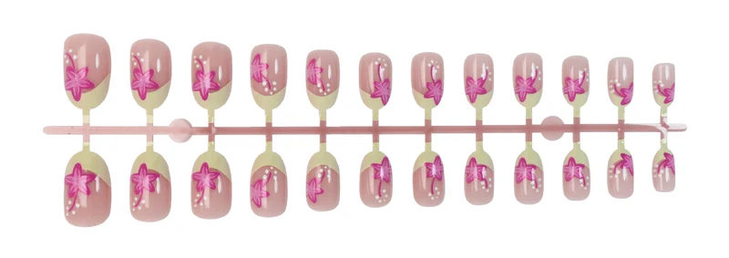Kunstnagelset mit floralem Stil und eleganten Spitzen Brehn