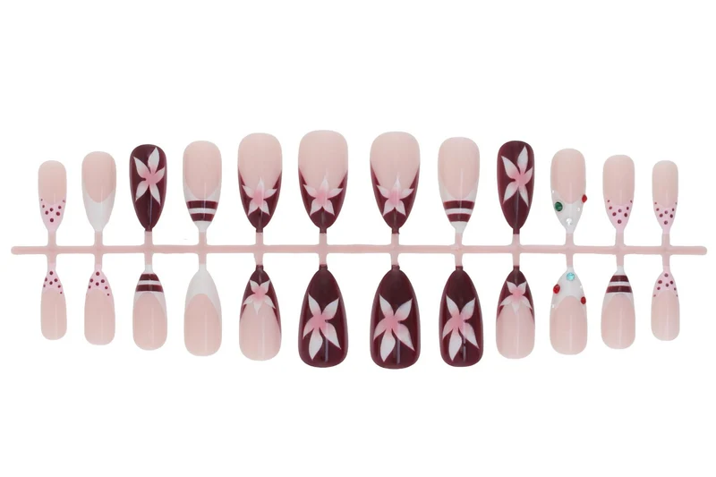 Kunstnagelset mit floralem Design und Glitzerakzenten Brehn