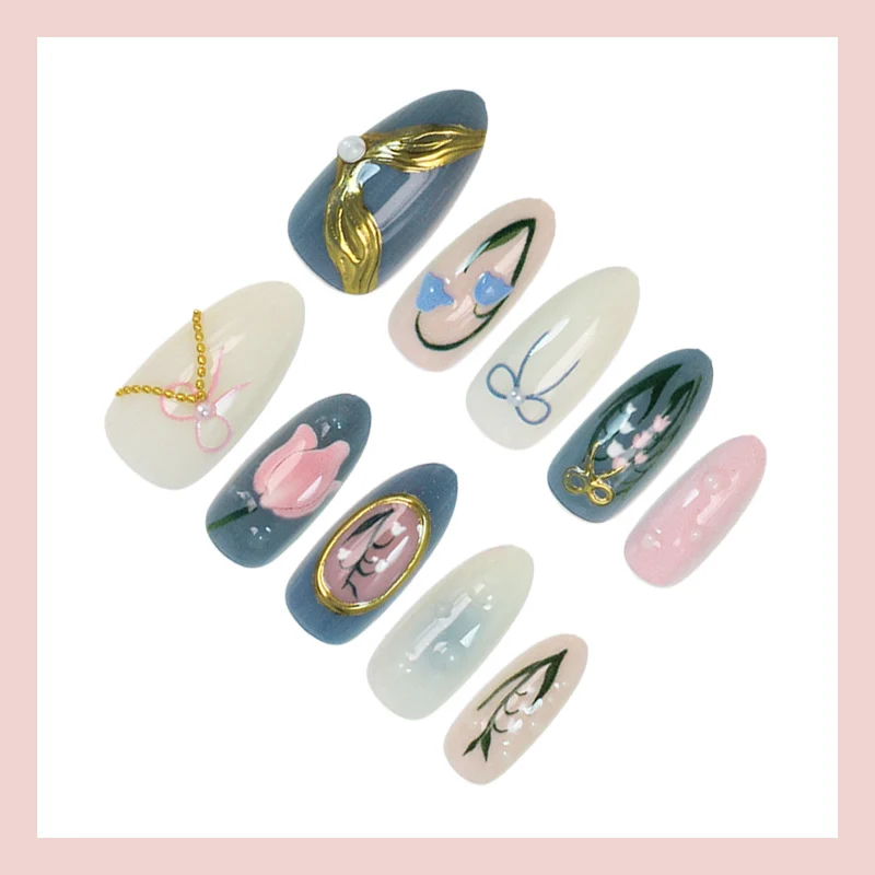 Kunstnagelset mit floralem Design und eleganten Goldverzierungen Brehn