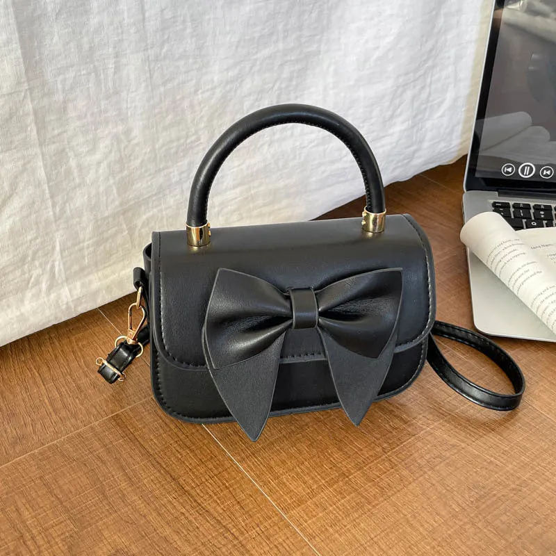 Schultertasche mit Schleifenakzent