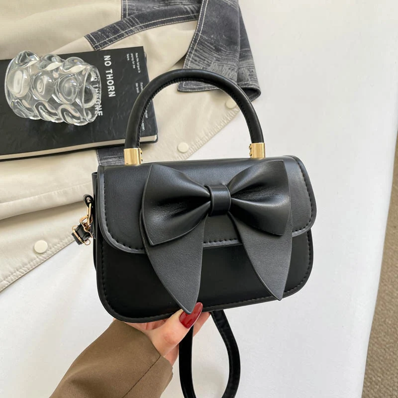 Schultertasche mit Schleifenakzent