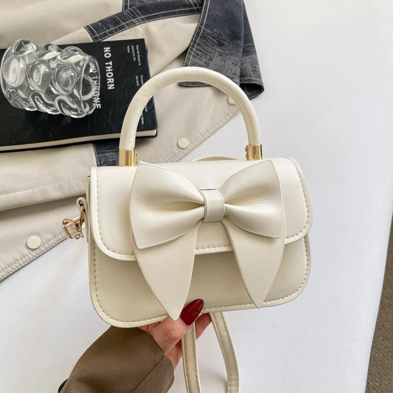 Schultertasche mit Schleifenakzent