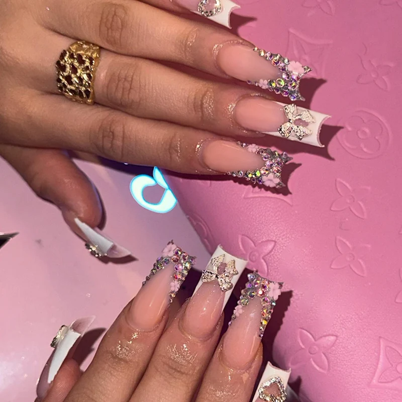 Kunstnagelset mit glamourösen 3D-Blumenverzierungen Brehn