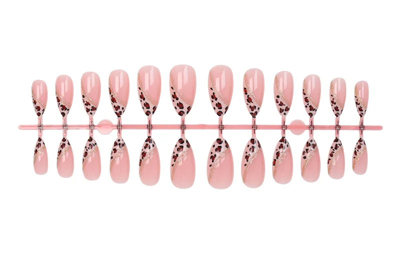 Kunstnagelset mit glamourösem Tierdruck und eleganten Akzenten Brehn