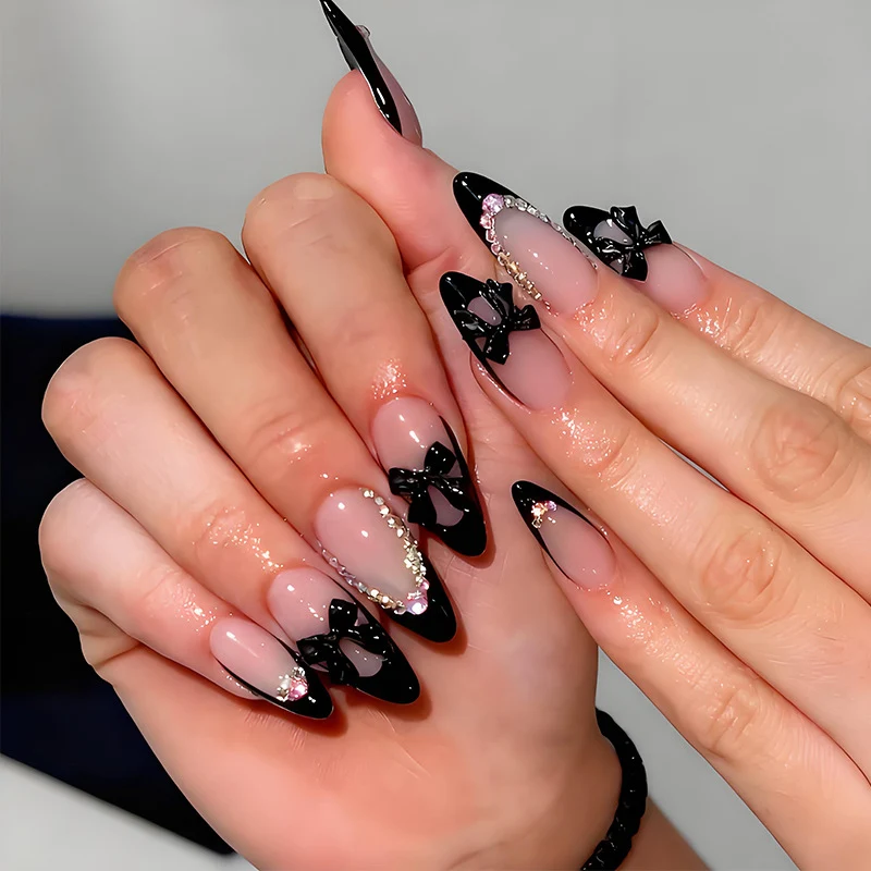 Kunstnagelset mit glamourösem Schleifen-Design und glitzernden Akzenten Brehn