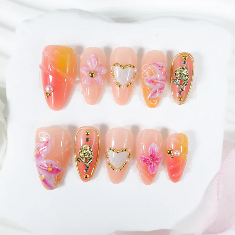 Kunstnagelset mit filigranen Blumendesigns und glamourösen Akzenten Brehn