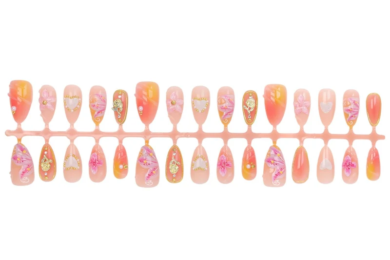 Kunstnagelset mit filigranen Blumendesigns und glamourösen Akzenten Brehn