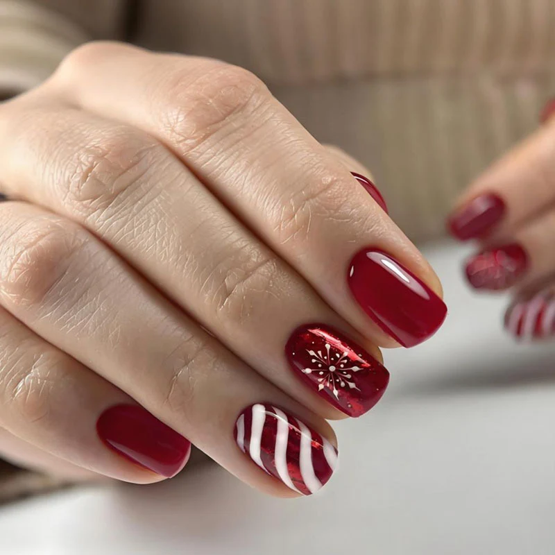 Kunstnagelset mit festlichen Winter-Motiven und Glitzerakzenten Brehn