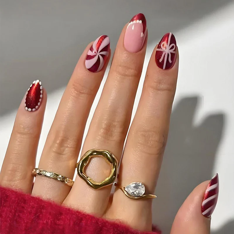 Kunstnagelset mit festlichen Weihnachtsmotiven und glamourösen Verzierungen Brehn
