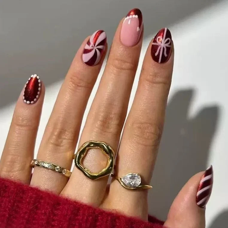 Kunstnagelset mit festlichen Weihnachtsmotiven und glamourösen Verzierungen Brehn