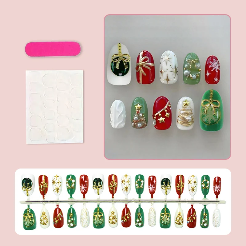 Kunstnagelset mit festlichen Weihnachtsmotiven und glamourösen Goldverzierungen Brehn