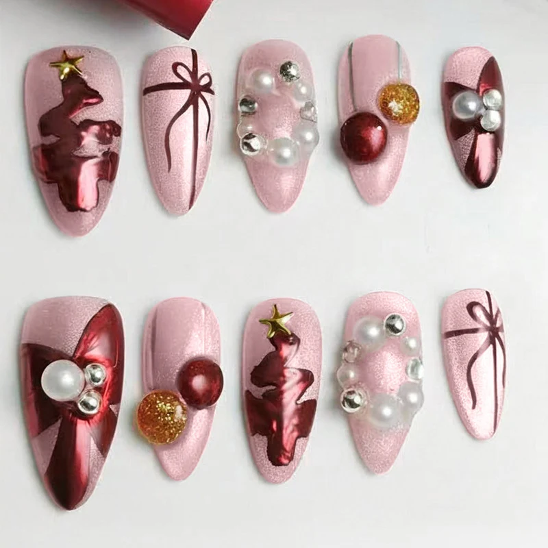 Kunstnagelset mit festlichen Weihnachtsmotiven und glamourösen Dekorationen Brehn