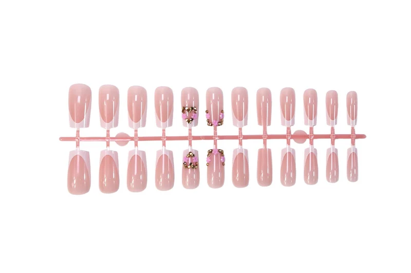 Kunstnagelset mit filigranen Blüten- und Glitzerakzenten Brehn