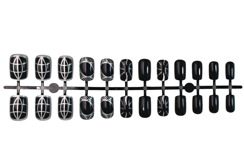 Kunstnagelset mit geometrischem Design Brehn