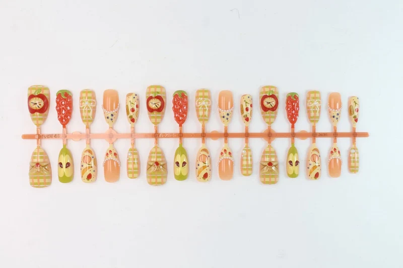 Kunstnagelset mit fröhlichen Obst- und Blumenmotiven Brehn