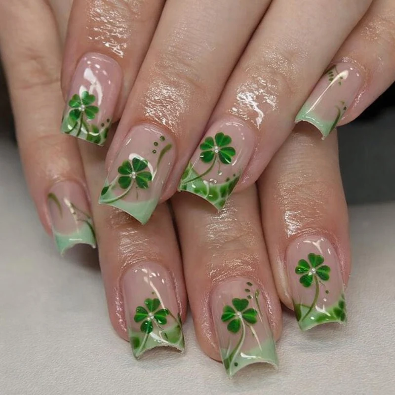 Kunstnagelset mit festlichen Glitzer- und Kleeblatt-Motiven Brehn
