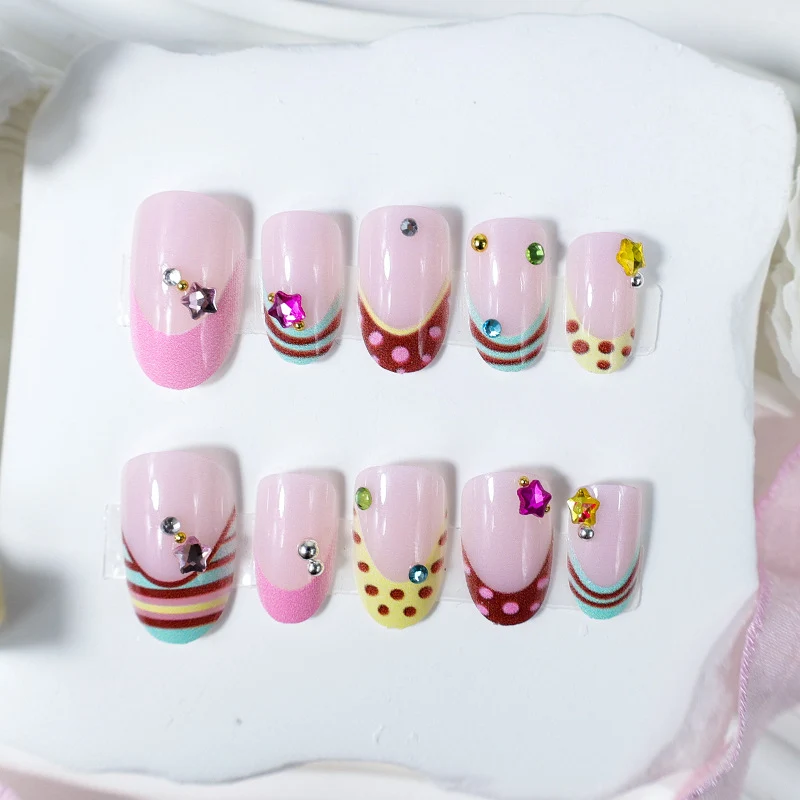 Kunstnagelset mit farbenfrohen Akzenten und 3D-Verzierungen Brehn