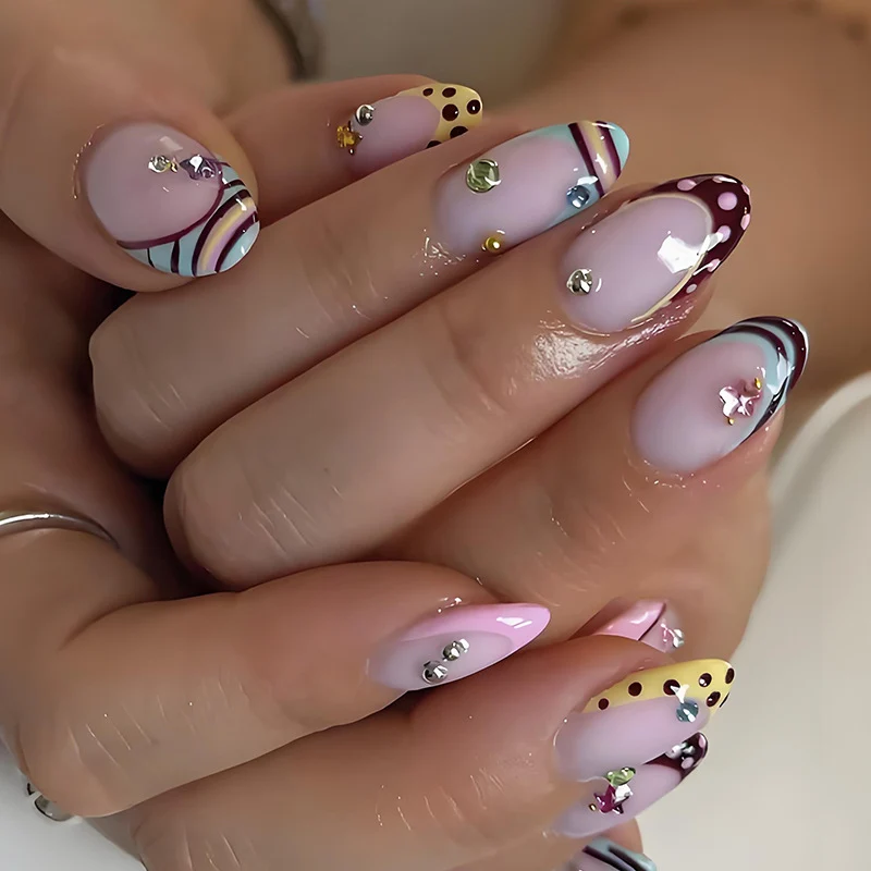 Kunstnagelset mit farbenfrohen Akzenten und 3D-Verzierungen Brehn