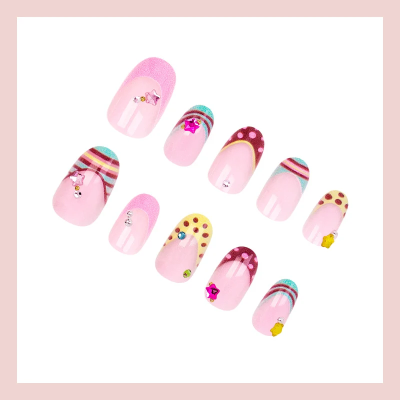 Kunstnagelset mit farbenfrohen Akzenten und 3D-Verzierungen Brehn