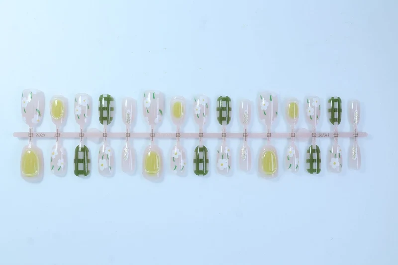 Kunstnagelset mit floralen und geometrischen Mustern Brehn