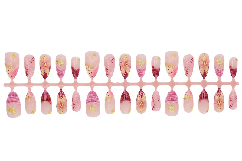 Kunstnagelset mit floralen Mustern und luxuriösen Verzierungen Brehn