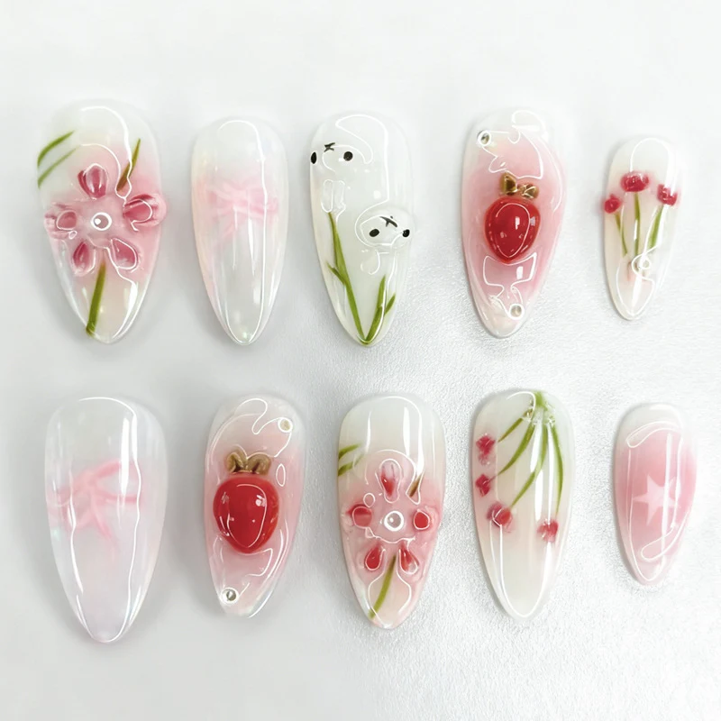 Kunstnagelset mit floralen Motiven und verspielten Details Brehn
