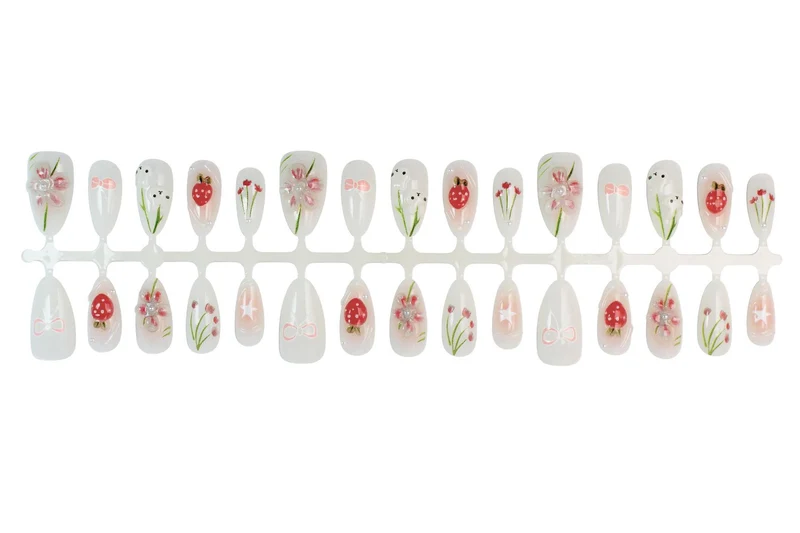 Kunstnagelset mit floralen Motiven und verspielten Details Brehn