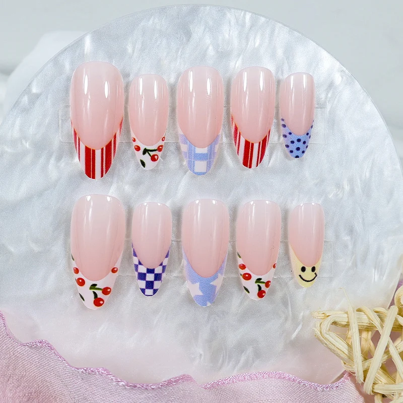 Kunstnagelset mit fröhlichen Motiven und kreativen Designs Brehn
