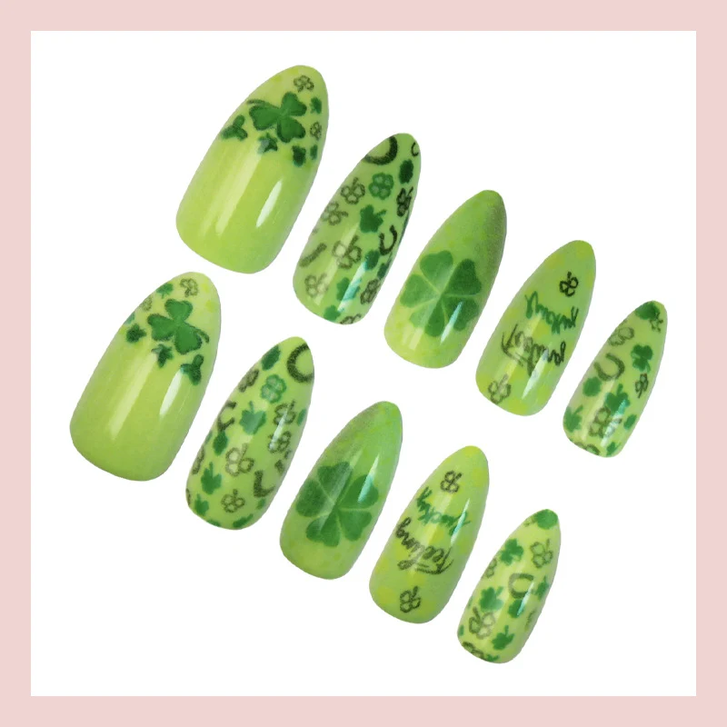 Kunstnagelset mit fröhlichen Kleeblatt-Designs und lässigen Schriftzugmotiven Brehn