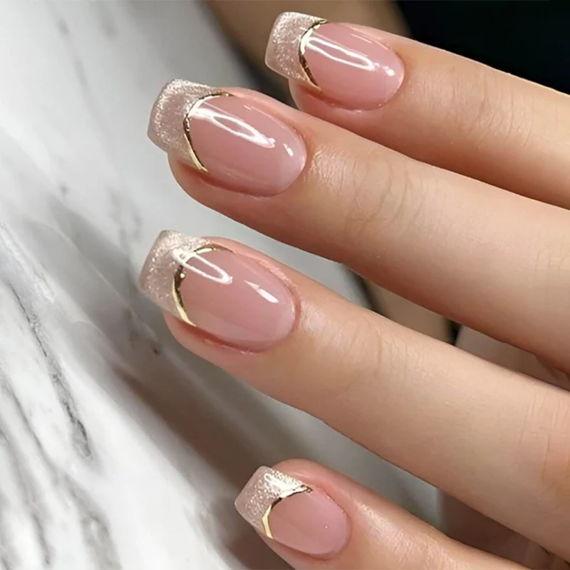 Kunstnagelset mit eleganter Glitzer-French-Spitze und goldenen Verzierungen Brehn