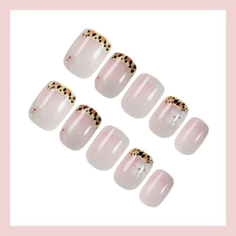 Kunstnagelset mit eleganter französischer Spitze und floralem Akzent Brehn