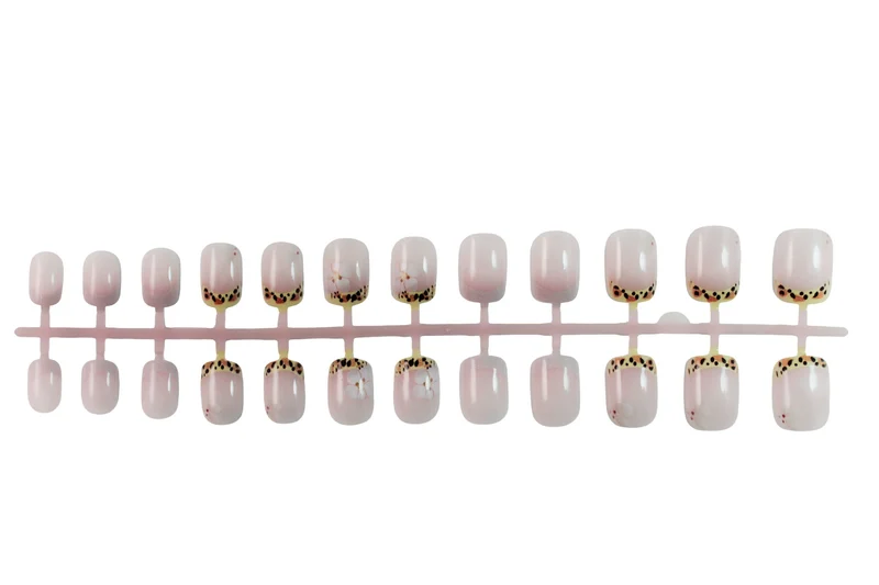Kunstnagelset mit eleganter französischer Spitze und floralem Akzent Brehn