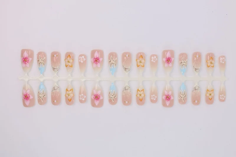 Kunstnagelset mit floralen Motiven und strahlenden Akzenten Brehn