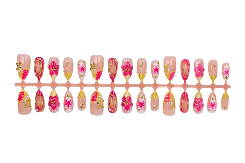 Kunstnagelset mit floralen Motiven und luxuriösen Verzierungen Brehn
