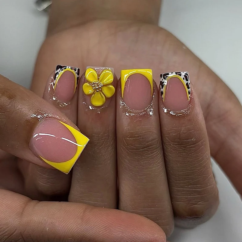 Kunstnagelset mit fröhlichen Blumen- und Tiermotiven Brehn