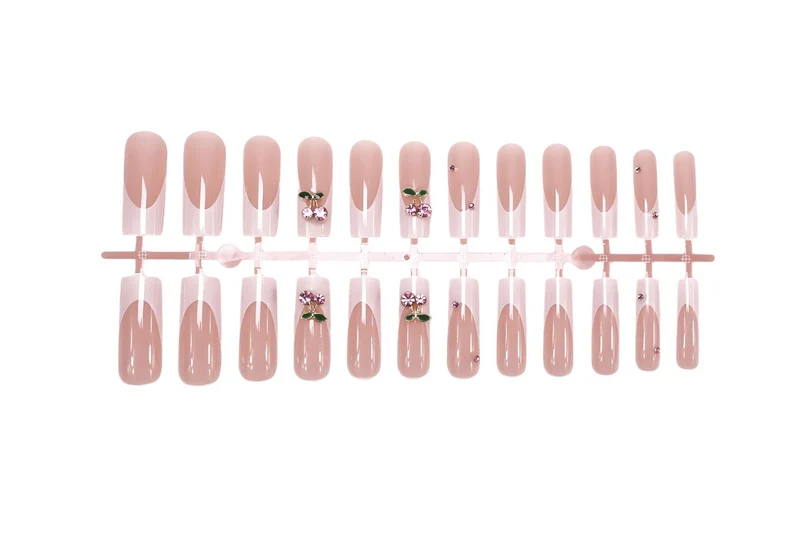 Kunstnagelset mit floralen Verzierungen Brehn