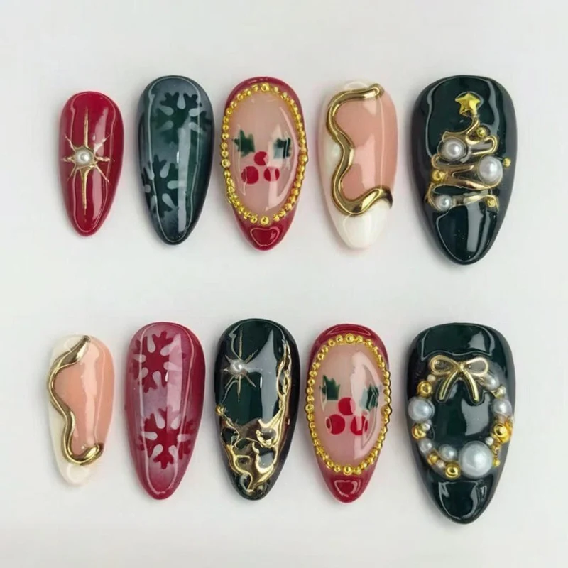 Kunstnagelset mit eleganten Weihnachtsmotiven und luxuriösen Verzierungen Brehn