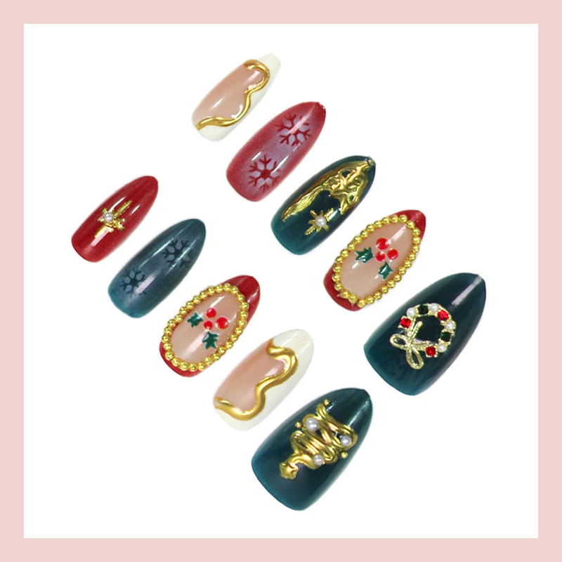 Kunstnagelset mit eleganten Weihnachtsmotiven und luxuriösen Verzierungen Brehn