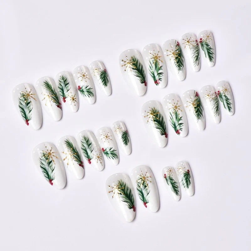 Kunstnagelset mit eleganten Weihnachtsmotiven und goldenen Akzenten Brehn