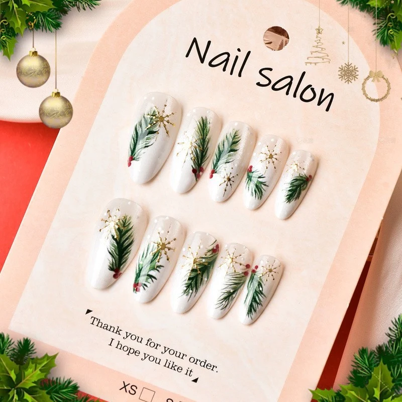 Kunstnagelset mit eleganten Weihnachtsmotiven und goldenen Akzenten Brehn